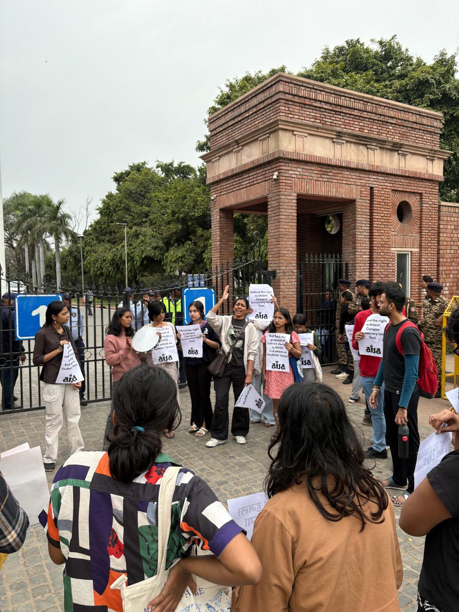 anjali__27's tweet image. यूनियन के अधिकार पर हमला नहीं सहेंगे!
Defend the right to Union!
Today, AISA protested at Delhi University Vice Chancellor's Office against the proposal to the DU Executive Council of indirect elections to the DU Students' Union!
Right to Union long live!