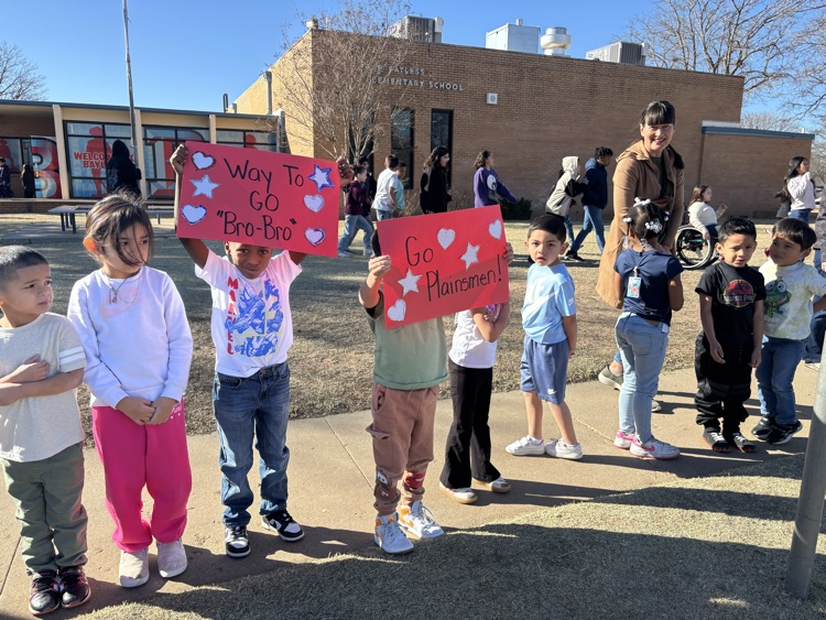 BaylessLISD's tweet photo. Bayless Elementary students cheering on Monterey Ladies Basketball team as they are headed to the state championship in San Antonio, TX on Saturday at 11:00!! Way to go Plainsmen!!! https://t.co/E9llC1TYUj