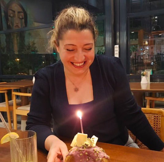 Bugün ablamın doğum günüydü... Ablam balkondan düşerek ölmeden önce şüpheli olan eşiyle evde yalnızdı. 
🔴Yeğenim o gün evde değildi.

Dışarıdan bir göz olarak sürece bakarsak 4 şey olmuş olabilir:

1️⃣Ablam temizlik vb. yaparken kaza sonucu düşmüş olabilir:

🚫Mümkün değil.