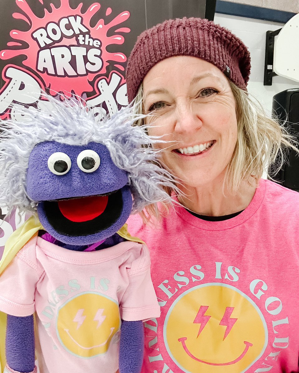 rtapuppets's tweet image. Two weeks of shows celebrating kindness for @pinkshirtday! Thank you #Littlepressco for supplying us humans and puppets with the best #KindnessIsGolden shirts. Or as one of our audience members said before our show “That’s a Griff shirt!” We wore them with pride for Griff.