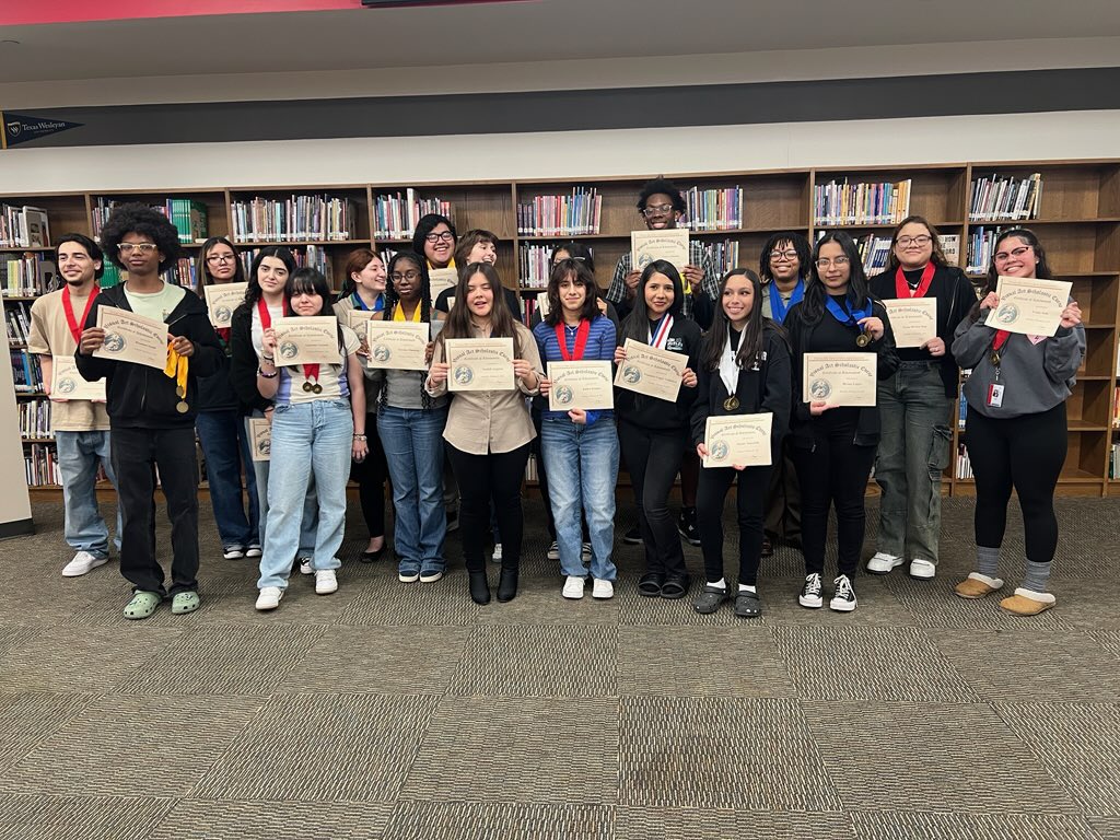 Congrats to our VASE ARTISTS! #NewBling <a href="/TXarted/">TAEA</a> <a href="/IISDFineArts/">Irving ISD Fine Arts</a> <a href="/MacArthurCards/">MacArthur HS</a>