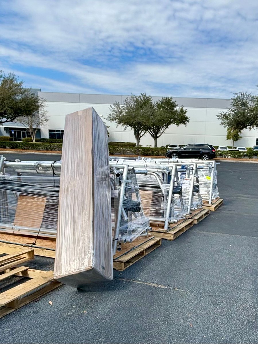 BurbankSportNet's tweet image. #BaseballSeason is in #FullSwing and our crew is hard-at-work getting orders out!❕🥎⚾️

Good luck to all of our amazing customers in their upcoming season!

p.s. Share your new netting setup with the hashtag #AnotherBurbankNet!

#MadeInTheUSA #SportsNetting #ProtectiveNetting