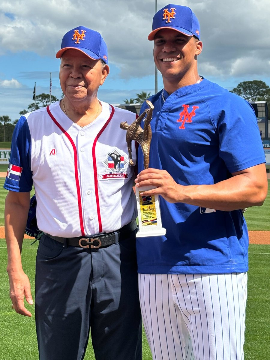 SNY_Mets's tweet image. Juan Marichal is in Port St. Lucie today to award Juan Soto with the 2024 Juan Marichal Award, given each year to the best Dominican baseball player in MLB 🇩🇴