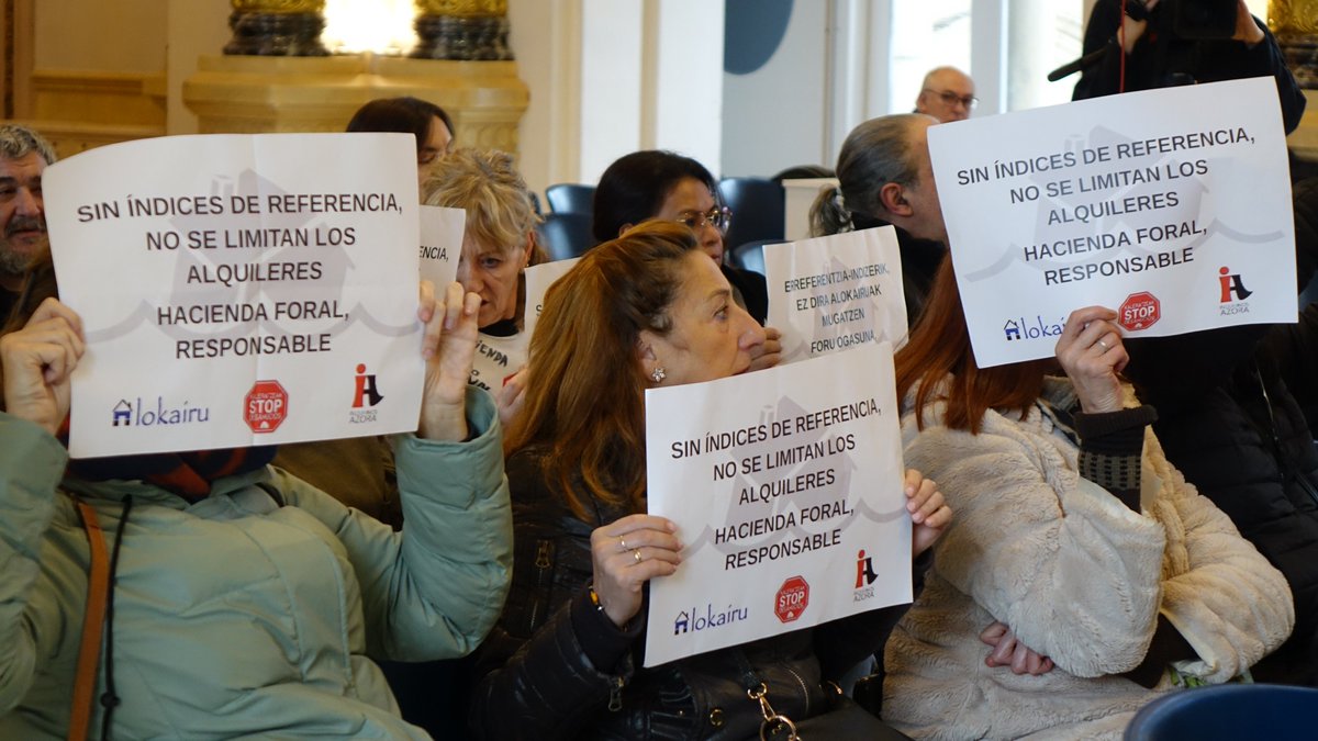 ehbildudonostia's tweet photo. Udal Gobernu honen kudeaketa ereduak kezkak eta ezinegonak sortu ditu, begibistan gelditu da gaurko Osoko Bilkuran. Udal gizarte zerbitzuetako langileak, Dbizi eta Empark, Barkaiztegi eta Txomin eneako bizilagunak eta etxebizitza eskubidearen aldeko plataformak izan ditugu.

La gestión de este equipo de Gobierno debe cambiar de rumbo. Ha quedado en evidencia con la presencia de múltiples agentes, vecinos y trabajadores en el Pleno de hoy.