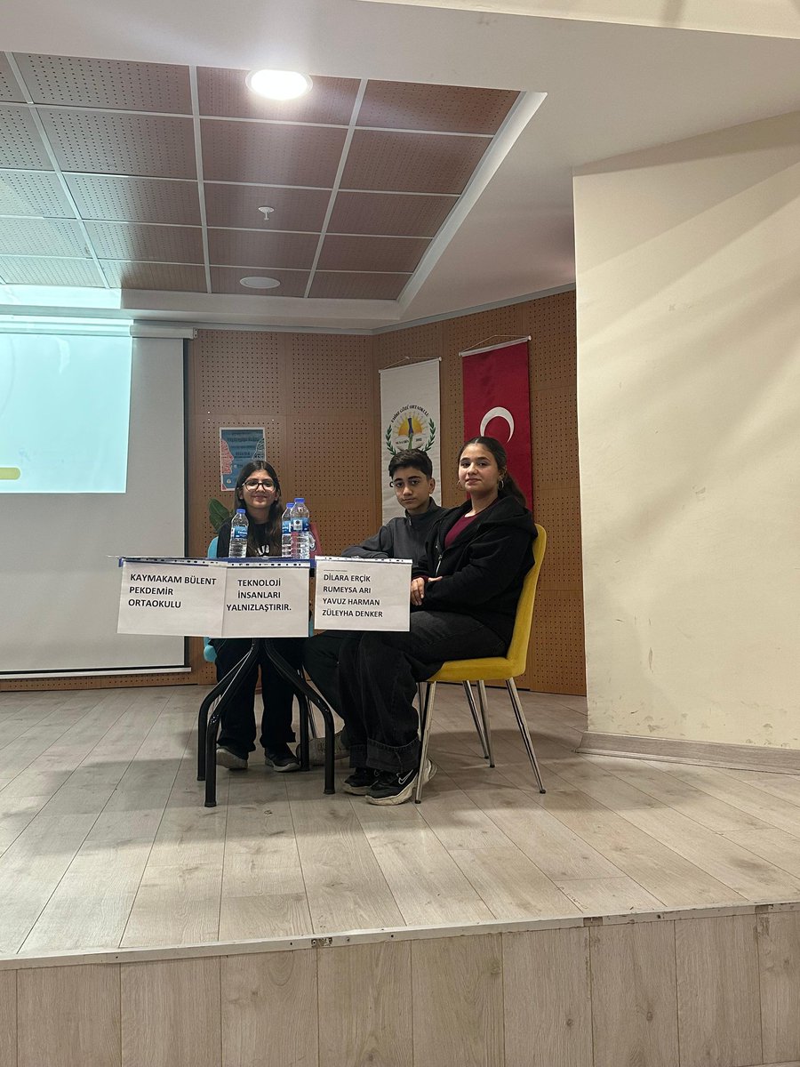 Kbportaokulu's tweet photo. Ortaokullar arası düzenlenen münazara yarışmasında yarı finale yükselen takımımızı gönülden tebrik eder şampiyonluk yolunda başarılar dileriz.
@mardinilmem
@nusaybin_mem 
@umitcetin47100 
@selimtek https://t.co/FuV6B7nO41