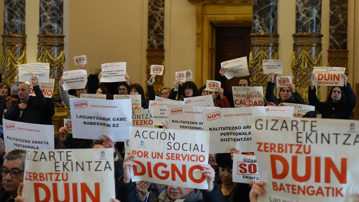 ehbildudonostia's tweet photo. Udal Gobernu honen kudeaketa ereduak kezkak eta ezinegonak sortu ditu, begibistan gelditu da gaurko Osoko Bilkuran. Udal gizarte zerbitzuetako langileak, Dbizi eta Empark, Barkaiztegi eta Txomin eneako bizilagunak eta etxebizitza eskubidearen aldeko plataformak izan ditugu.

La gestión de este equipo de Gobierno debe cambiar de rumbo. Ha quedado en evidencia con la presencia de múltiples agentes, vecinos y trabajadores en el Pleno de hoy.