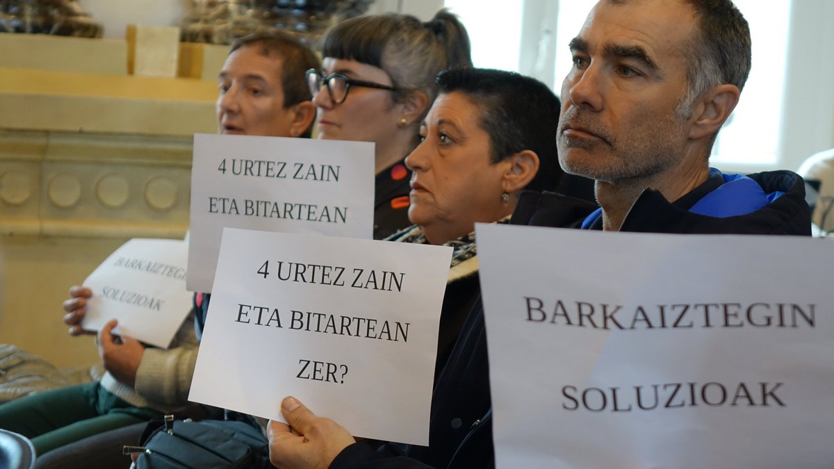 ehbildudonostia's tweet photo. Udal Gobernu honen kudeaketa ereduak kezkak eta ezinegonak sortu ditu, begibistan gelditu da gaurko Osoko Bilkuran. Udal gizarte zerbitzuetako langileak, Dbizi eta Empark, Barkaiztegi eta Txomin eneako bizilagunak eta etxebizitza eskubidearen aldeko plataformak izan ditugu.

La gestión de este equipo de Gobierno debe cambiar de rumbo. Ha quedado en evidencia con la presencia de múltiples agentes, vecinos y trabajadores en el Pleno de hoy.
