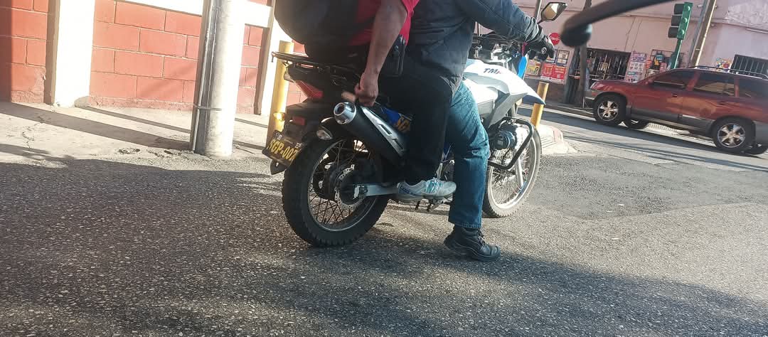 Que dice nuestro buen ministro @FJimenezmingob  este no es el uso que se les debería de dar a las unidades por parte de sus elementos no es su transporte personal , no portan uniformes <a href="/PNCdeGuatemala/">PNC de Guatemala</a>  una respuesta congruente??? Y todo pagado con nuestro impuesto !!