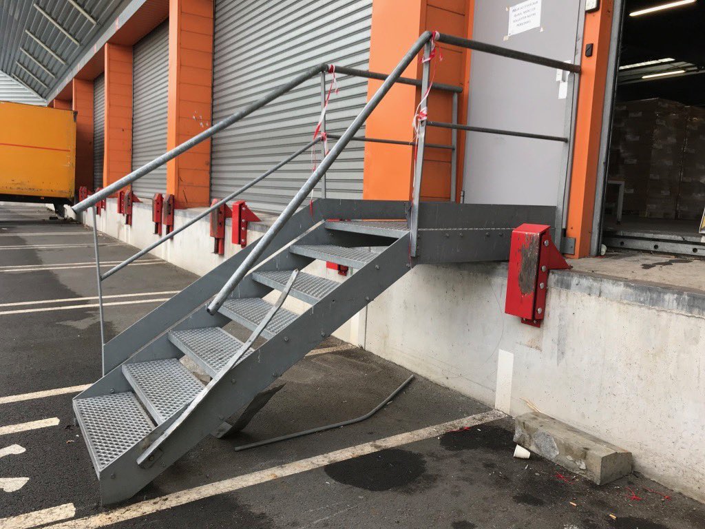 CEMLOCServices's tweet photo. En plus de la fourniture sur mesure et de l’installation, CEMLOC Services vous assure aussi la réparation de vos escaliers, rampes, garde-corps, barrières écluses, châssis et tout autres matériel métalliques. https://t.co/hTW6ObZo4B