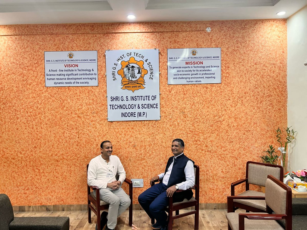 Energy_Swaraj's tweet image. Inauguration of AAYAAM, at @SGSITS - Indore 💐

@DrChetanSolanki met the director too

#Indore #Inauguration #SolarManOfIndia