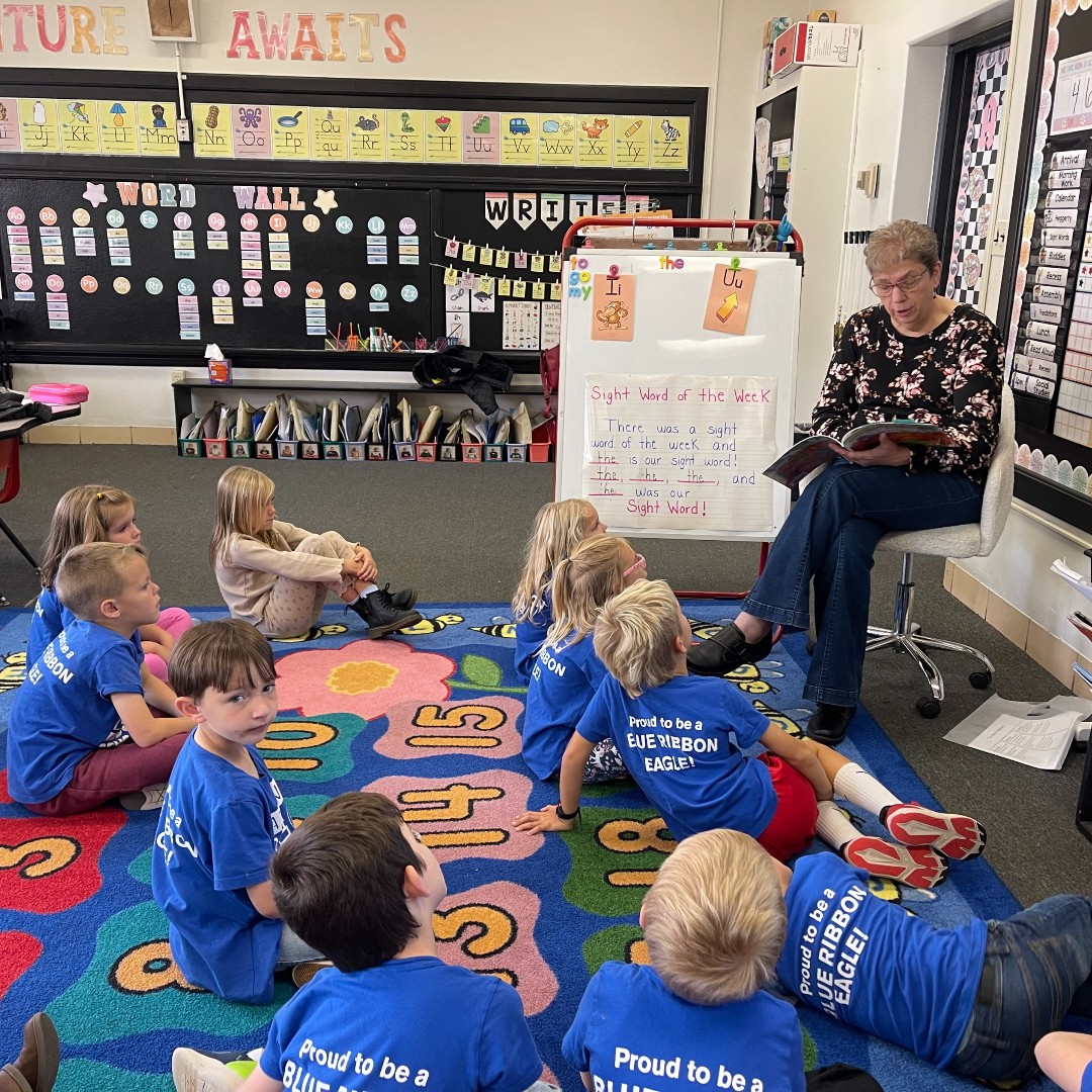 MVCSD_Jackets's tweet photo. We are so thankful for the amazing community partnership with our local Kiwanis! A Kiwanis community member visits our kindergarten classrooms at East Elementary each month to read to our kindergartners, and they absolutely love it! 📚❤️

#GoJackets #MVCSD https://t.co/V07zkDGzyF