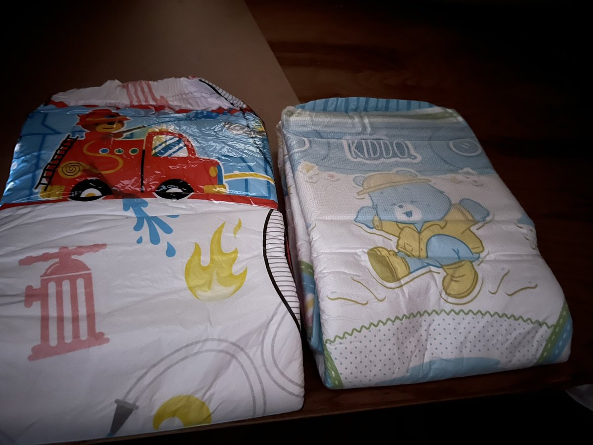 Which one should it be this afternoon left or right? Supersoakers or Kiddo?

#abdl #Diaperboys #diaperboy
