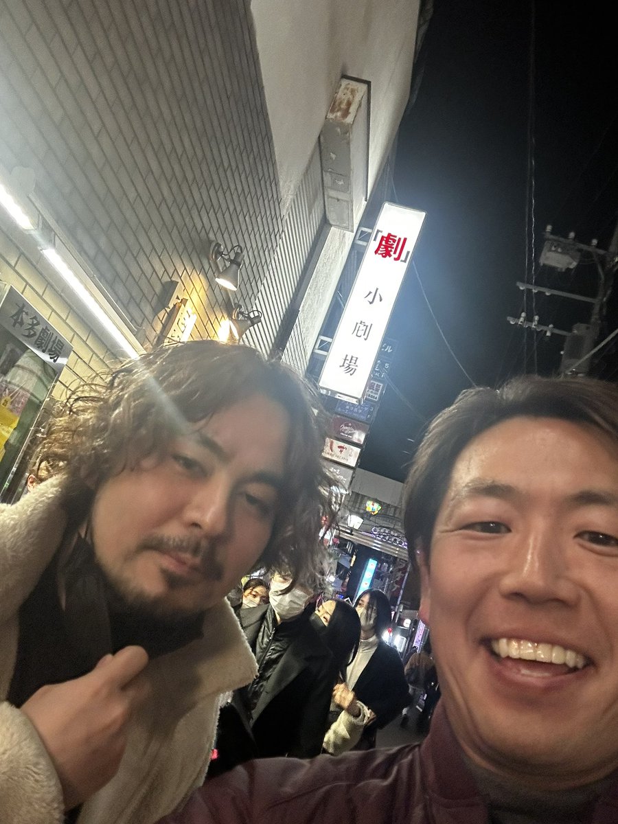 今日は昼間に数年ぶりにナッカーイと昼飲み
いろいろ現状の話や
今後のお互いの展望など、濃密な時間😀
夜は広島から深海さん筆頭にグンジョーブタイの面々が下北沢で舞台やるというので、
上地君を誘って観劇
地方と都心
過去と現在
いろんな思想と感情と意欲が交錯した1日でした👍