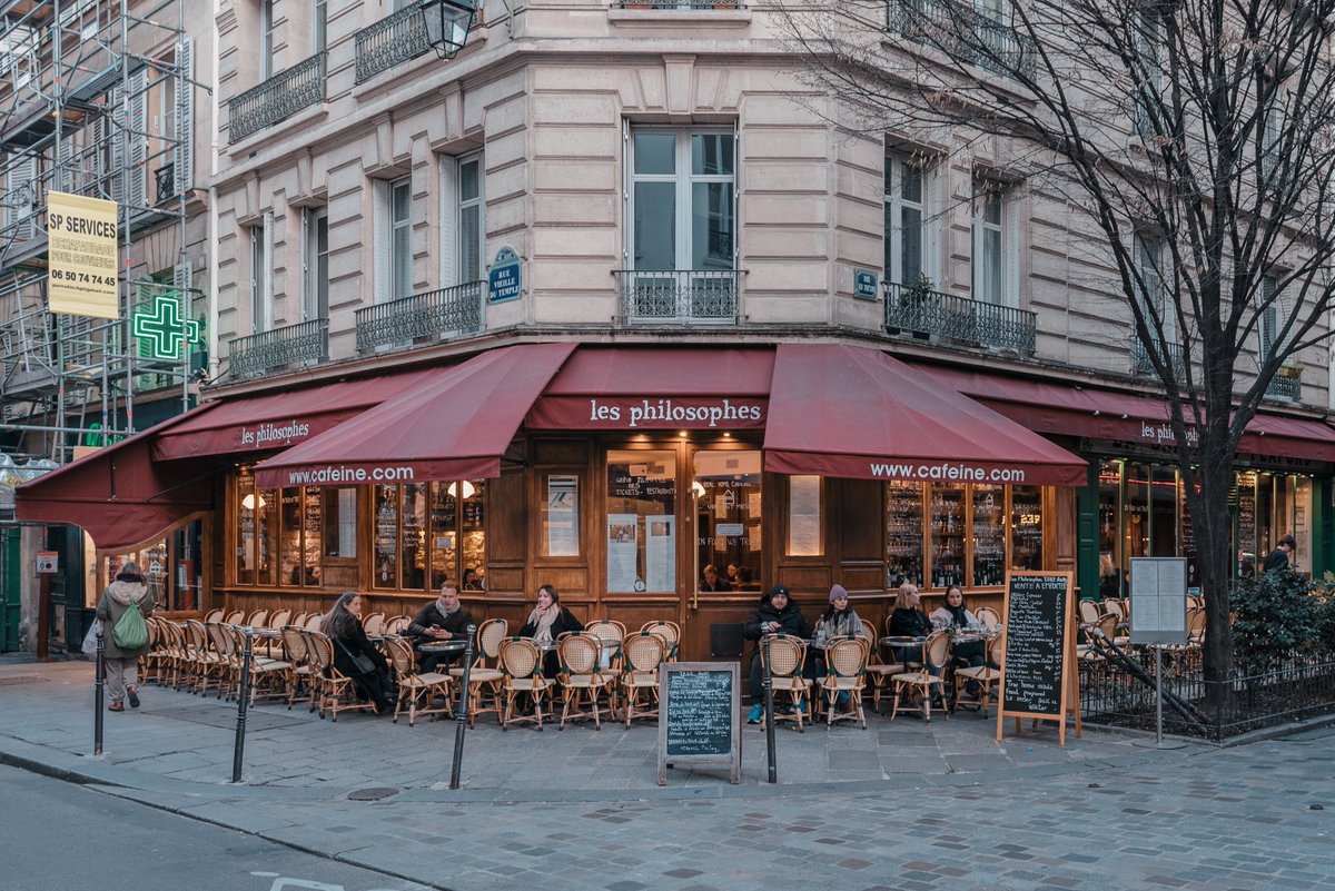 "But Parisian apartments don't have balconies!"

Meanwhile, Parisians: