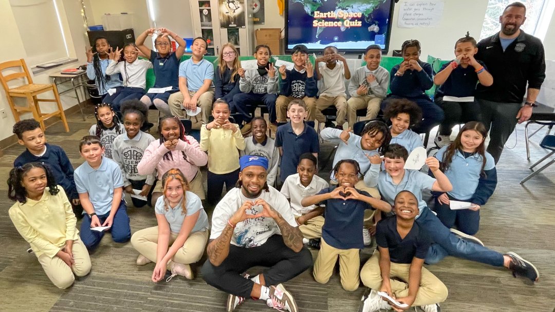 SURPRISE! 🎉🤩 Damar Hamlin, former Propel Montour Elementary scholar and Buffalo Bills player, visited to support his little bro! 🏈 He snapped a pic of our Habits board and enjoyed lunch with 4th grade. What a legend! 🌟👏 #PropelProud 💙💛 #BillsFootball 💙❤️ #CommunityLove 🤗