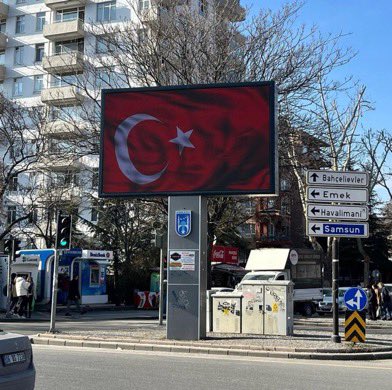 PKK terör örgütü elebaşı kürtçü/bölücü Öcalan'ın açıklamasına tepki olarak Mansur Yavaş, Ankara'daki tüm dev ekranları TÜRK bayrakları ile donattırdı.