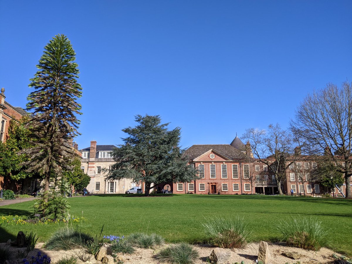 We're looking forward to welcoming our future students to college on Saturday for the annual Offer Holders' Open Day! College is looking beautiful and springlike for the occasion 🌞🌺🌻🌹🥀🌷🌼🌸🪷🪻💐🌳🌱🌿