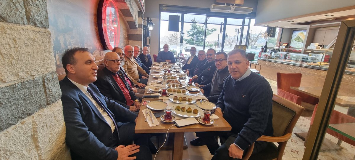 Büyükçekmece kaymakamımız Ali İkram bey, Dostlar divanı başkanımız Sami Òzey bey ve dostlarla güzel bir öğlen sohbeti..