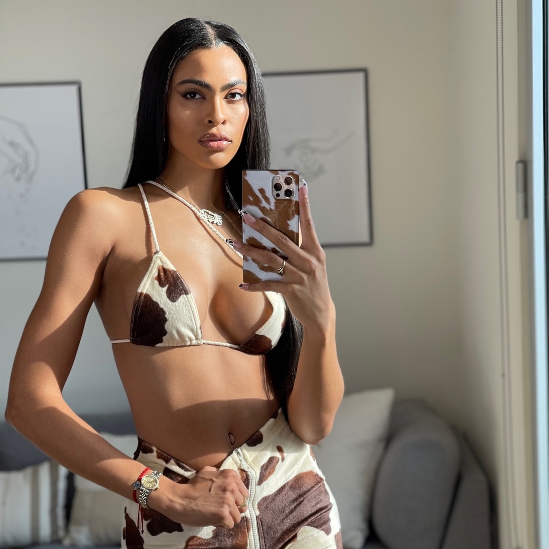 Cowhide Hottie 🤎 Babe <a href="/mariakills_/">Alexis Marie</a> w/ our SQUARE® Tan Cow case! If you’ve got it…#FLAUNTit #ProtectinStyle #FLAUNTcases