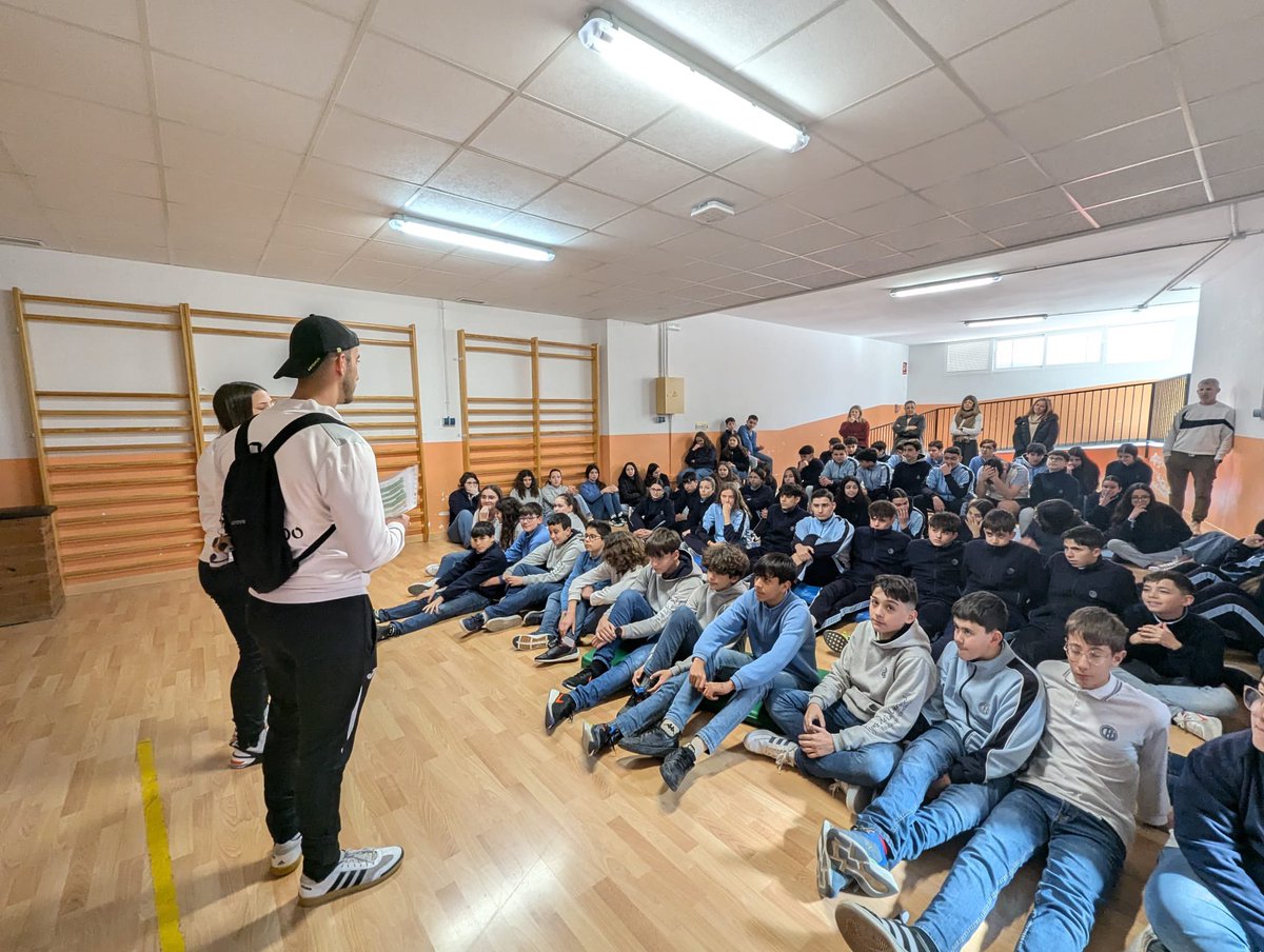 milagrosablanca's tweet photo. Los alumnos de ESO reciben una charla sobre Igualdad "La mujer en el deporte".⛹️‍♀️🤾🏻‍♀🤽🏻‍♀ #Igualdad #ColegiosHHCC #EducacionVicenciana https://t.co/pWXflTN7rg