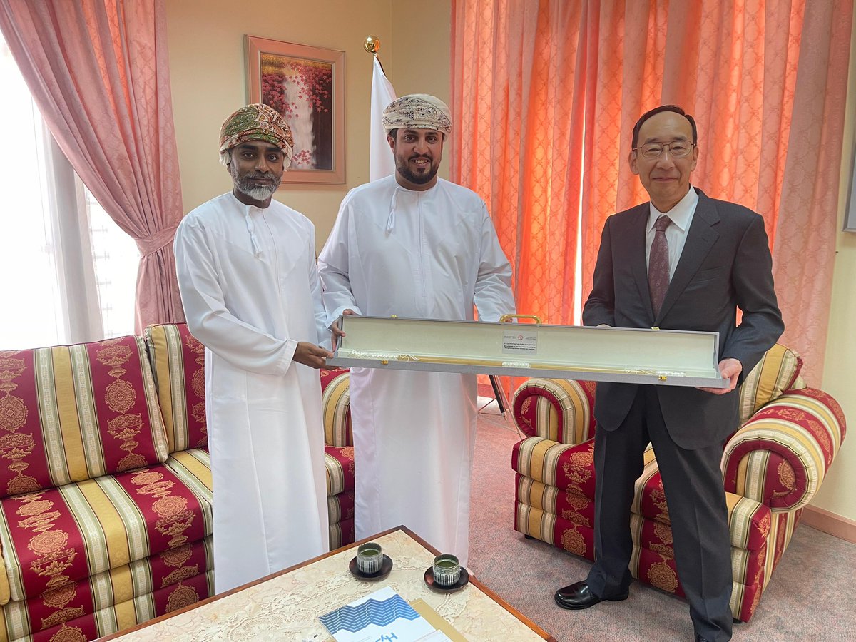 بمناسبة انتهاء فترة عمله في سلطنة عمان، قدم عادل بن أحمد الشنفري - رئيس #اللجنة_العمانية_لسفينة_شباب_العالم هدية تذكارية إلى سعادة السفير جوتا ياماموتو سفير #اليابان لدى #سلطنة_عمان، عرفاناً بدعمه لأنشطة اللجنة وتقديراً لدوره البارز في تعزيز وتطوير العلاقات العمانية-اليابانية.