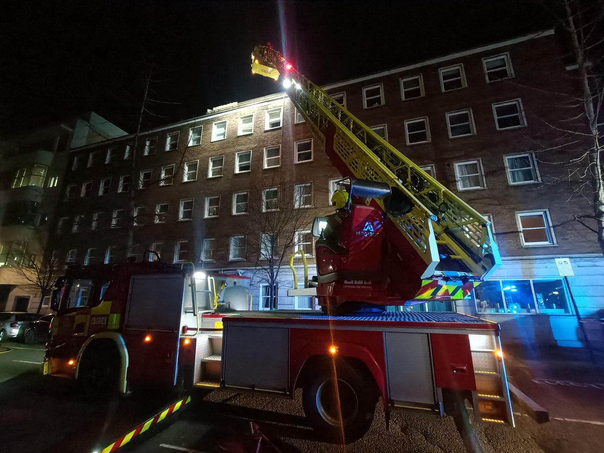An e-bike battery exploded on a balcony at a block of flats in #Marylebone. Fortunately no one was hurt.

The incident has prompted firefighters to issue further advice on how to #ChargeSafe ⚡ 

orlo.uk/S6Ong
