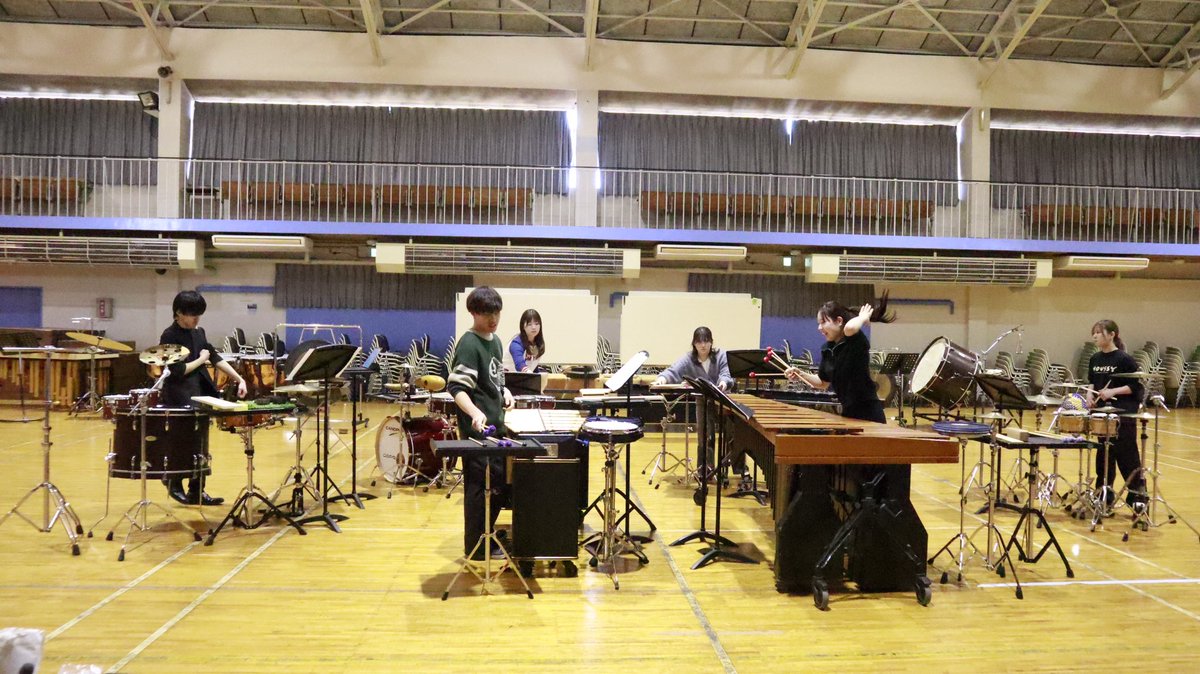 toho_perc_'s tweet photo. #AdamSilverman 作曲「pittering/pattering」の様子☔️
雨が降る音や子供が駆け回る音を模した軽やかな音から次第に激しいドキドキの音楽へと変わっていきます☠️
2018年に作曲された日本初演の作品!まさかの練習台使用するユニークな曲です❤️🔥
#東邦音楽大学 #打楽器 https://t.co/Ic9GTjeZdK
