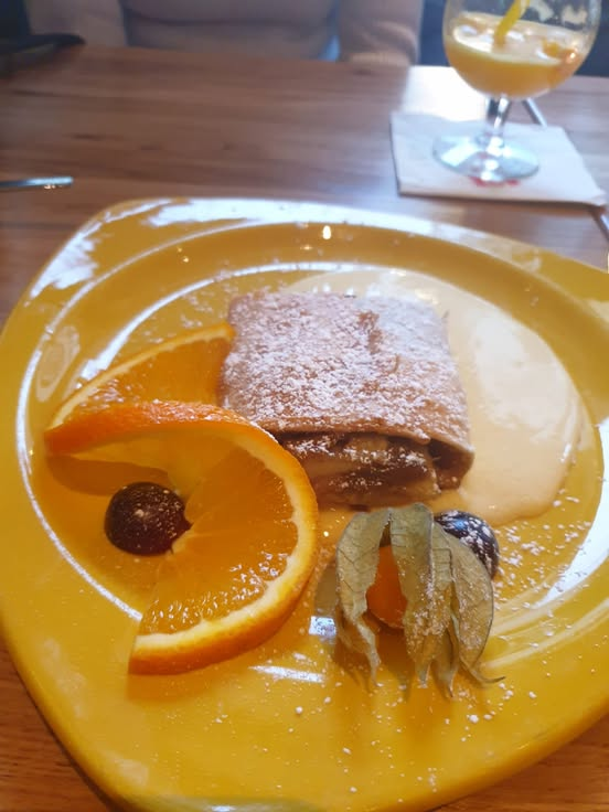 katarinamix's tweet photo. Karakter
Gledam onaj svoj mali pojas oko stomaka,gledam ovu strudlu sa jabukama u sosu od vanile.I naravno,zazmurim na pojas i smazem strudlu.Toliko od mene o karakteru.😂 https://t.co/zHifqCiuvT
