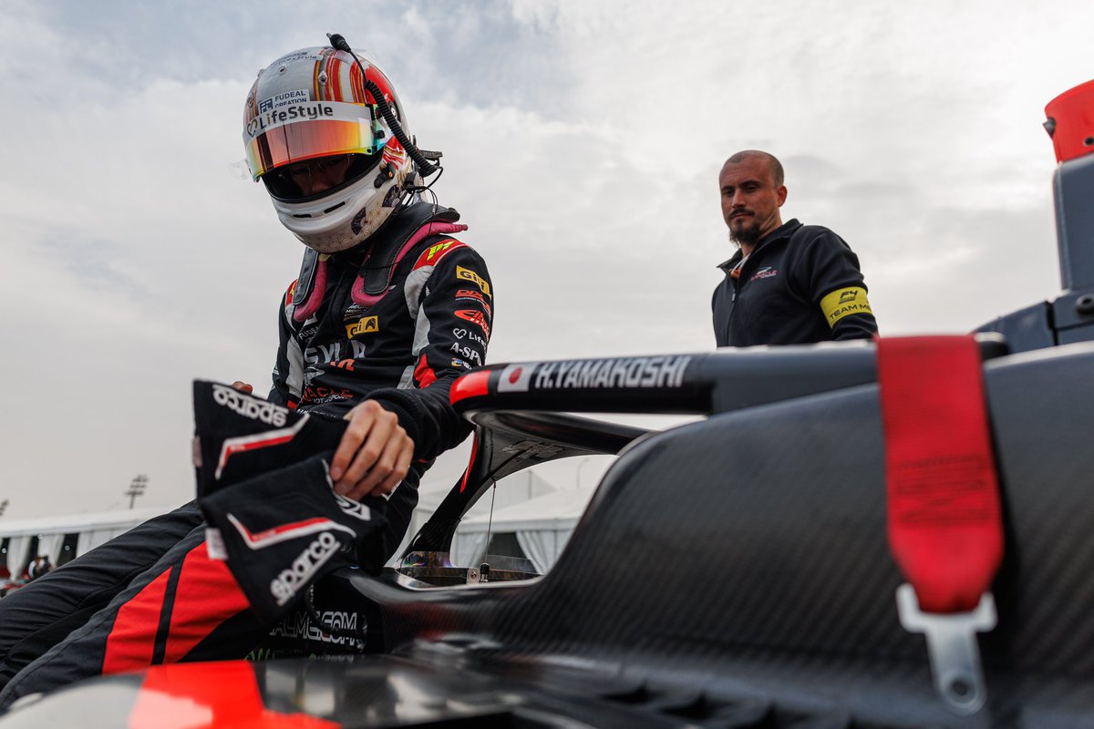 🎢
スタートで不運があり、フロントウイングが壊れピットに入り、最後尾の24番手まで落ちましたが、その後セーフティーカーが入り隊列に戻ってからは、最高のペースで10位までポジションを上げ、レース2のポールポジションを獲得する事ができました💪