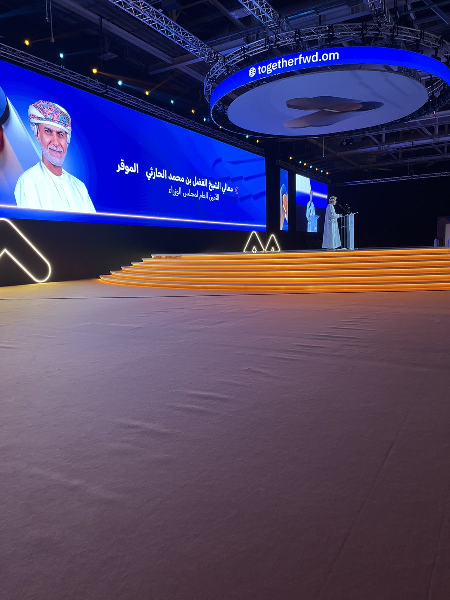 كنتُ أُقلّبُ نظري في هذه القاعة ..
فأراها كسفينةٍ تحملنا معاً، بمختلف مشاربنا، وأعمارنا، وتخصصاتنا، وتوجّهاتنا، وهمومنا، وأحلامنا.

ما يجمعنا، هو إيماننا الراسخ بوحدة الوجهة والمصير.

سُعدتُ بإدارة الجلسة الحوارية في #معا_نتقدم، وأن أساهم في هذه التجربة العُمانية السنوية من