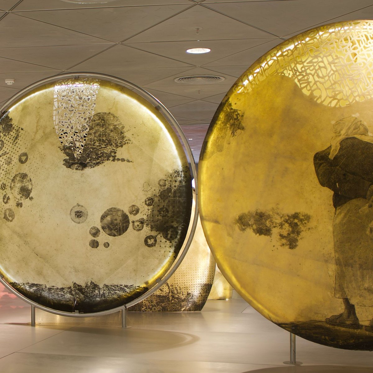 "لما يكتمل القمر" للفنان زمان جاسم، يضيء محطة قصر الحكم بتجربة فنيّة تجمع بين الشعر والخط والإضاءة، المستوحاة من دورات القمر وتعاقب الزمن.

كجزء من #الرياض_آرت، يواصل العمل إلهام مستخدمي #قطار_الرياض، وسكّان وزوّار العاصمة. ✨