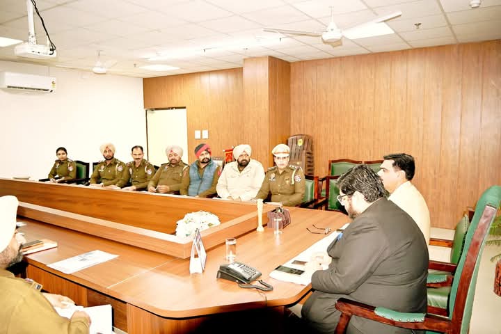 FerozepurRange's tweet image. Today, a special training program was organized at the SSP office in Fazilka. During this program, police personnel were made aware of the new Indian laws by a special team.
#TrainingProgram