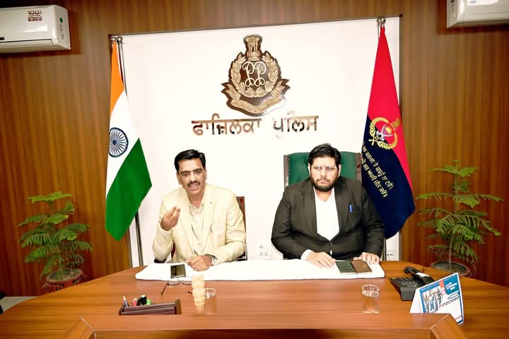 FerozepurRange's tweet image. Today, a special training program was organized at the SSP office in Fazilka. During this program, police personnel were made aware of the new Indian laws by a special team.
#TrainingProgram