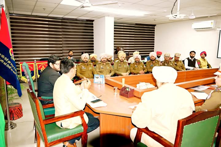FerozepurRange's tweet image. Today, a special training program was organized at the SSP office in Fazilka. During this program, police personnel were made aware of the new Indian laws by a special team.
#TrainingProgram