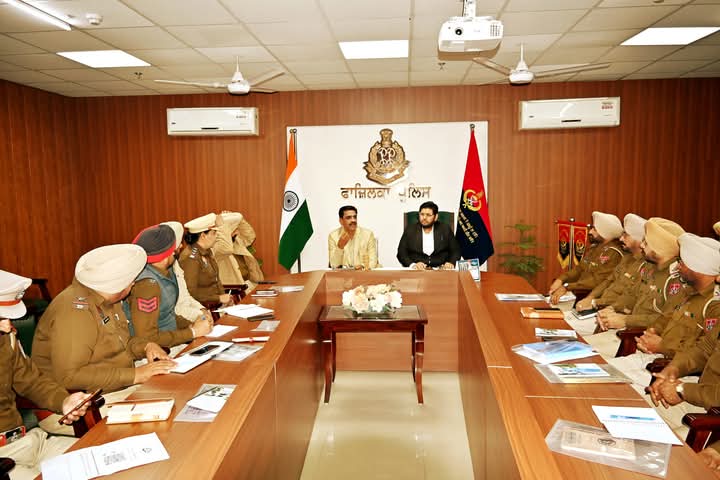 FerozepurRange's tweet image. Today, a special training program was organized at the SSP office in Fazilka. During this program, police personnel were made aware of the new Indian laws by a special team.
#TrainingProgram