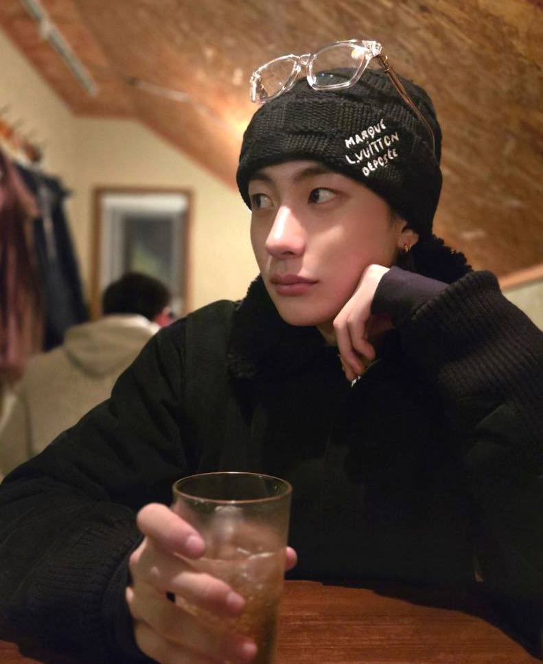 แอนตันหล่อมาก หนุ่มแว่น สุดหล่อ ㅠ_ㅠ