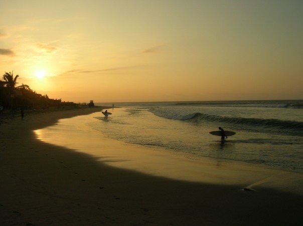 chris_thebsofe's tweet photo. That is why we need to travel.

If we don't offer ourselves to the unknown, our senses dull.

Our world becomes small and we lose our sense of wonder.

Our eyes don't lift to the horizon; our ears don't hear the sounds around us.

The edge is off our experience, and we pass our days in a routine that is both comfortable and limiting.

We wake up one day and find that we have lost our dreams in order to protect our days.

Don't let yourself become one of these people.

The fear of the unknown and the lure of the comfortable will conspire to keep you from taking the chances the traveler has to take.

But if you take them, you will never regret your choice.

To be sure, there will be moments of doubt when you stand alone on an empty road in an icy rain, or when you are ill with fever in a rented bed.

But as the pains of the moment will come, so too will they fall away.

In the end, you will be so much richer, so much stronger, so much clearer, so much happier, and so much better a person that all the risk and hardship will seem like nothing compared to the knowledge and wisdom you have gained.

🖊️ - Kent Nerburn, Letters to my Sons🔆

📸 Mancora, Peru 2007
