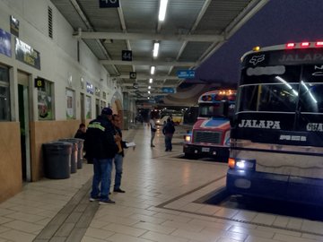 Noti7Guatemala's tweet photo. @DGTguate y @ProvialOficialrealizan operativos en en #CentraNorte, #CentraSur y la Terminal de buses de la zona 4 capitalina.

El objetivo es garantizar la seguridad de los usuarios del transporte #extraurbano. https://t.co/OE2vYtEiwt