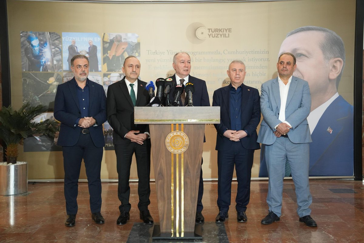 HAK-İŞ Kamu Çerçeve Protokolü Koordinasyon Kurulu olarak TÜRK-İŞ Konfederasyonu ile birlikte kamu işçilerimiz için hazırlıklarını yürüttüğümüz ve 2025-2026 yıllarını kapsayacak olan Kamu Çerçeve Protokolü hazırlıklarımızı tamamlayarak ortak teklifimizi Çalışma ve Sosyal Güvenlik