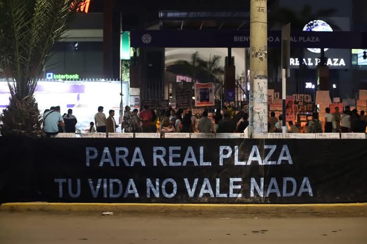 Hoy soñé que el Real Plaza se convertía en el Gran Centro Cultural que Trujillo necesita. Jose Carlos Orrillo Puga ya dio los primeros pasos. El techo le cayó encima a todo Trujillo y necesita ser bien resarcida.