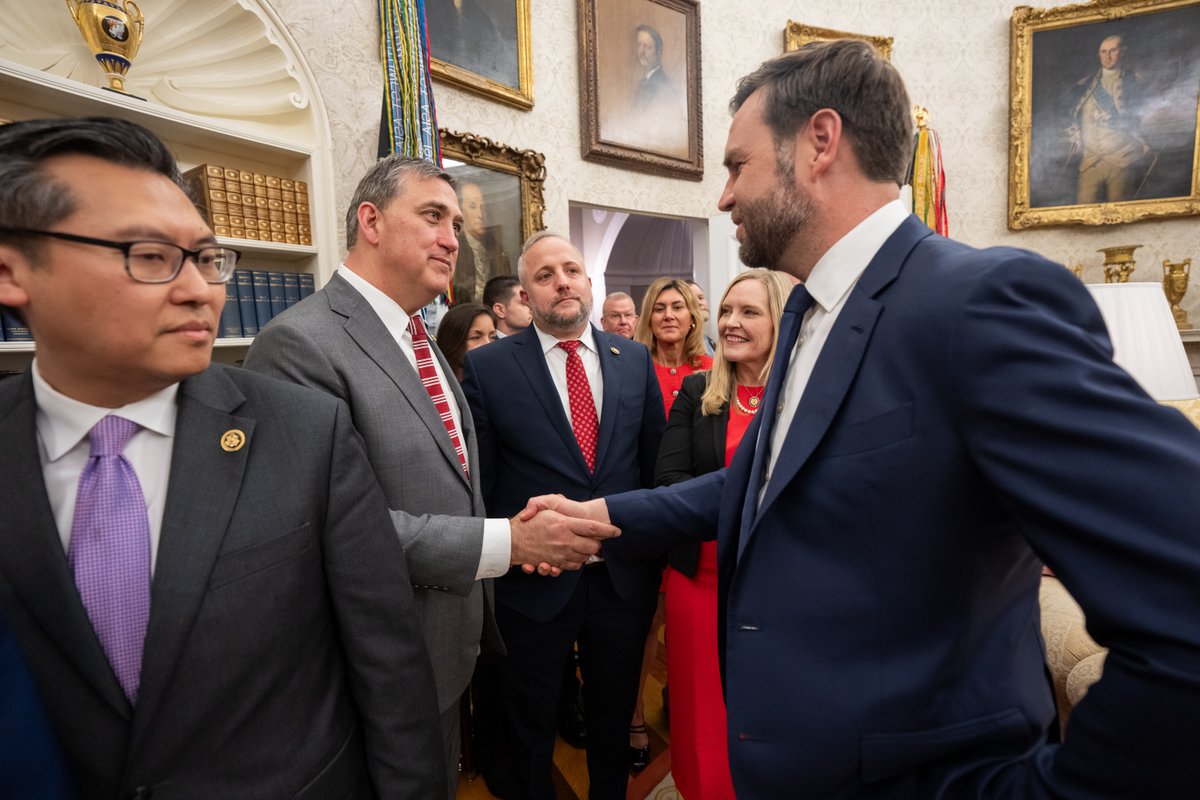 RepNateMoran's tweet image. It was an honor to visit the White House this week to speak with @POTUS and @VP. President Trump laid out his vision to increase liberty and prosperity for ALL Americans—and @HouseGOP intends to deliver on that vision. 🇺🇸🇺🇸🇺🇸
