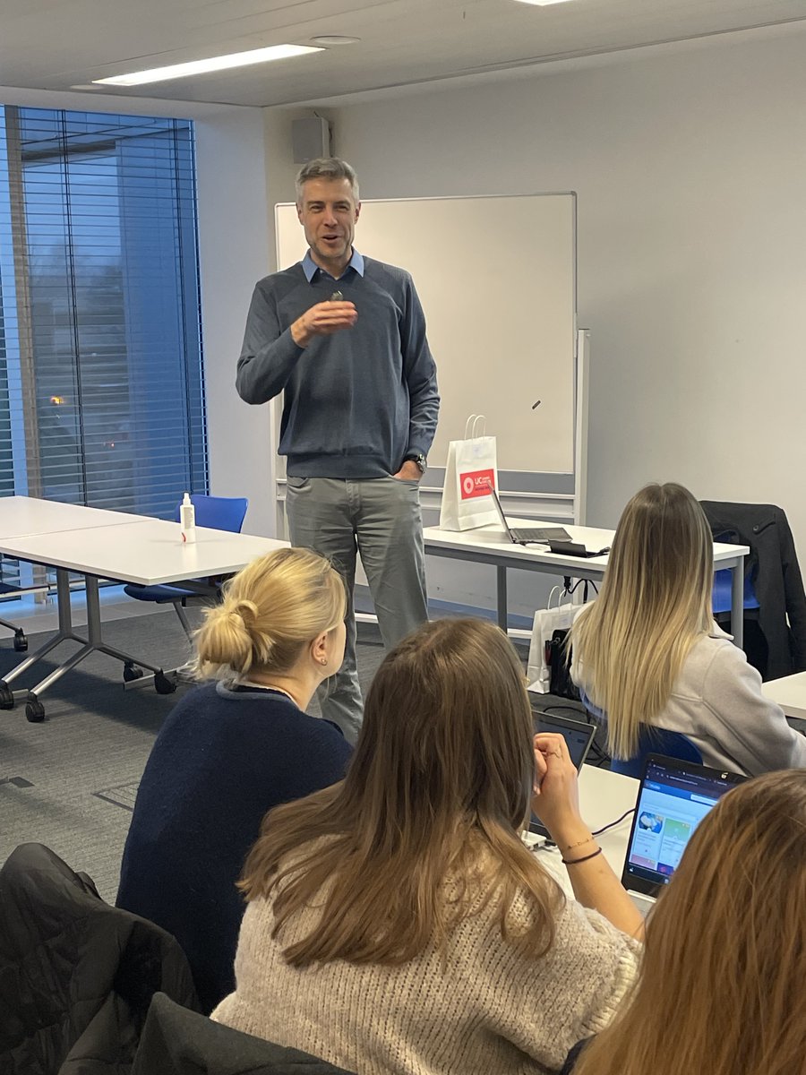 Jeroen Sleurs (@jsleurs) on Twitter photo Zo'n drie keer per jaar ga ik spreken voor én met jongeren dankzij 'Ondernemers voor de Klas'. Altijd een verrijkende ervaring. (En 💯 akkoord met de studente die na afloop zei: "Ik snap niet waarom je geen lid zou zijn van <a href="/Gezinsbond/">Gezinsbond</a>." 😊) Bedankt <a href="/hogeschoolUCLL/">Hogeschool UCLL</a> en <a href="/vlajovzw/">Vlajo</a>! Zo'n drie keer per jaar ga ik spreken voor én met jongeren dankzij 'Ondernemers voor de Klas'. Altijd een verrijkende ervaring. (En 💯 akkoord met de studente die na afloop zei: "Ik snap niet waarom je geen lid zou zijn van <a href="/Gezinsbond/">Gezinsbond</a>." 😊) Bedankt <a href="/hogeschoolUCLL/">Hogeschool UCLL</a> en <a href="/vlajovzw/">Vlajo</a>!