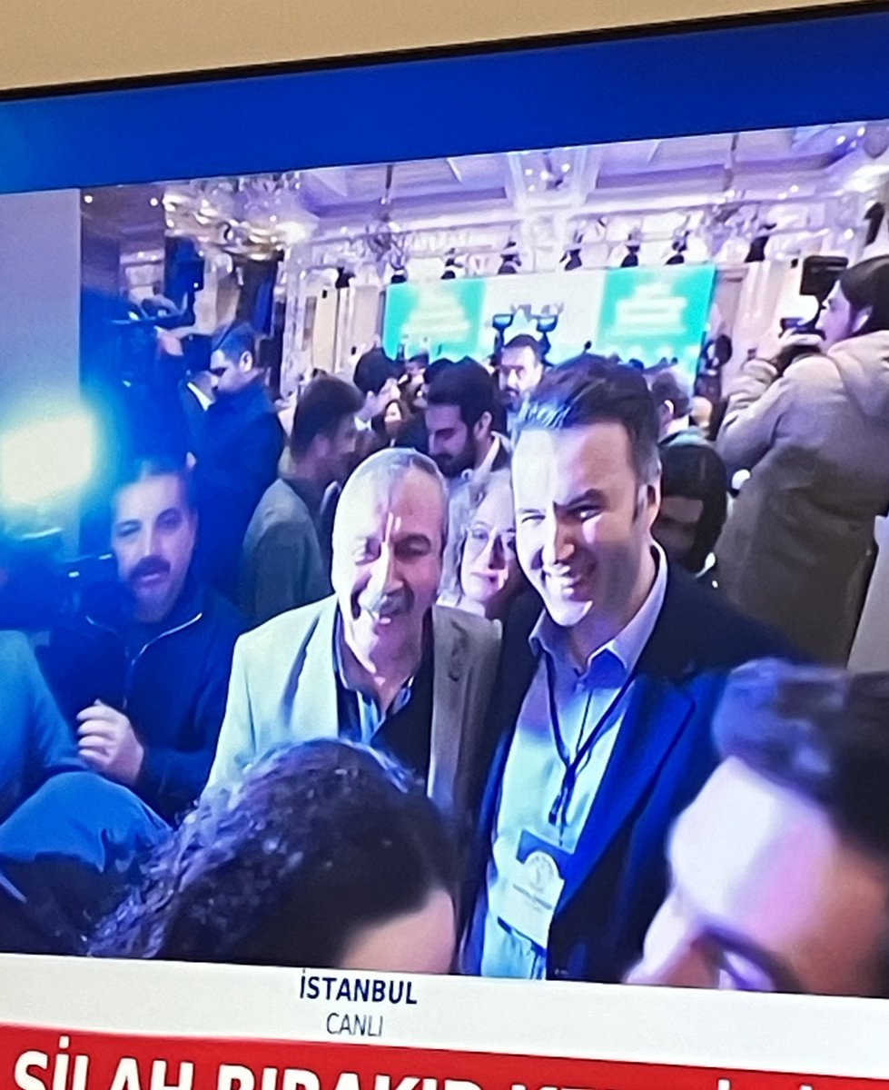 Mehmet akif ersoy denilen habertürk sunucusu şahıs yaklaşık 10 dk dır çok mutlu, kahkaha atıyor, neşe saçıyor. Eli kanlı teröristlerle sohbet ediyor ve bunlardan da beis görmüyor. Ama televizyonda iken milliyetçi tavırları seviyor. Tarih unutmaz mehmet akif. Seni unutmayacağız.
