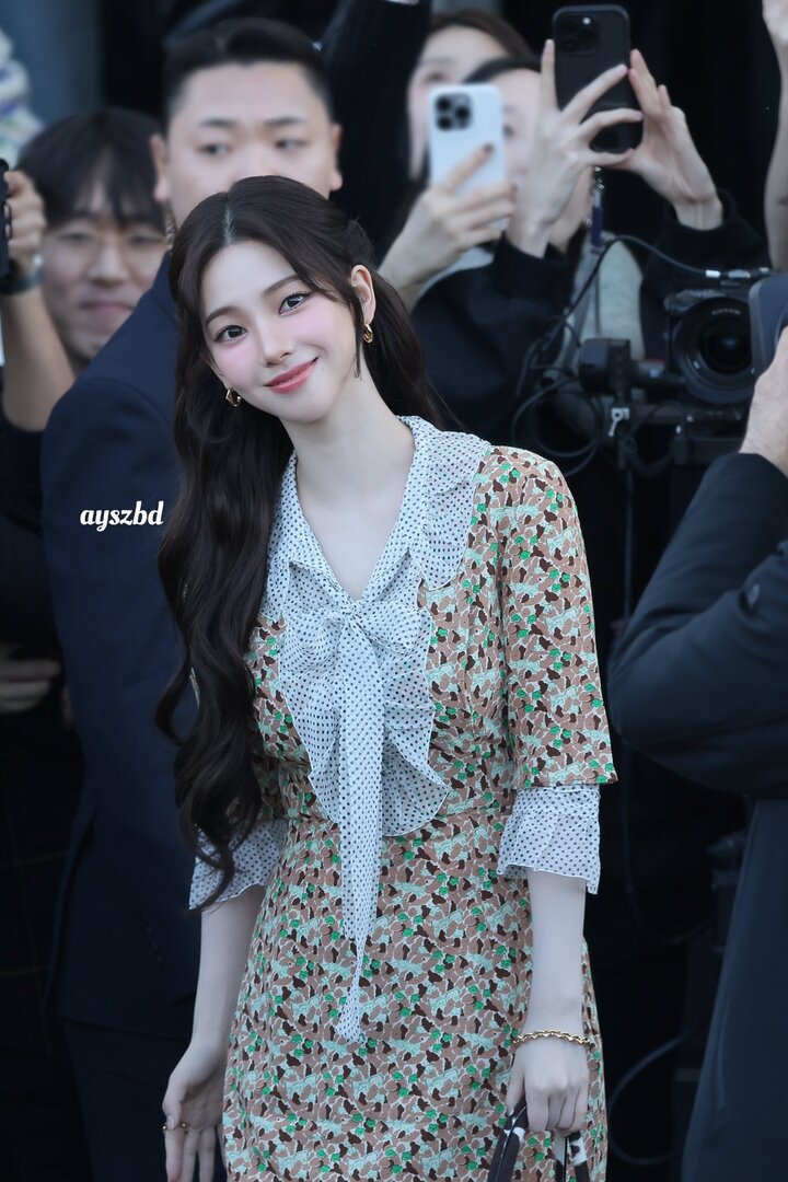 starfess's tweet photo. -star KarinaxPrada cantik sekali, senyum nya yaa ampuunnn 😍🫠 https://t.co/BFhnI4Bcly