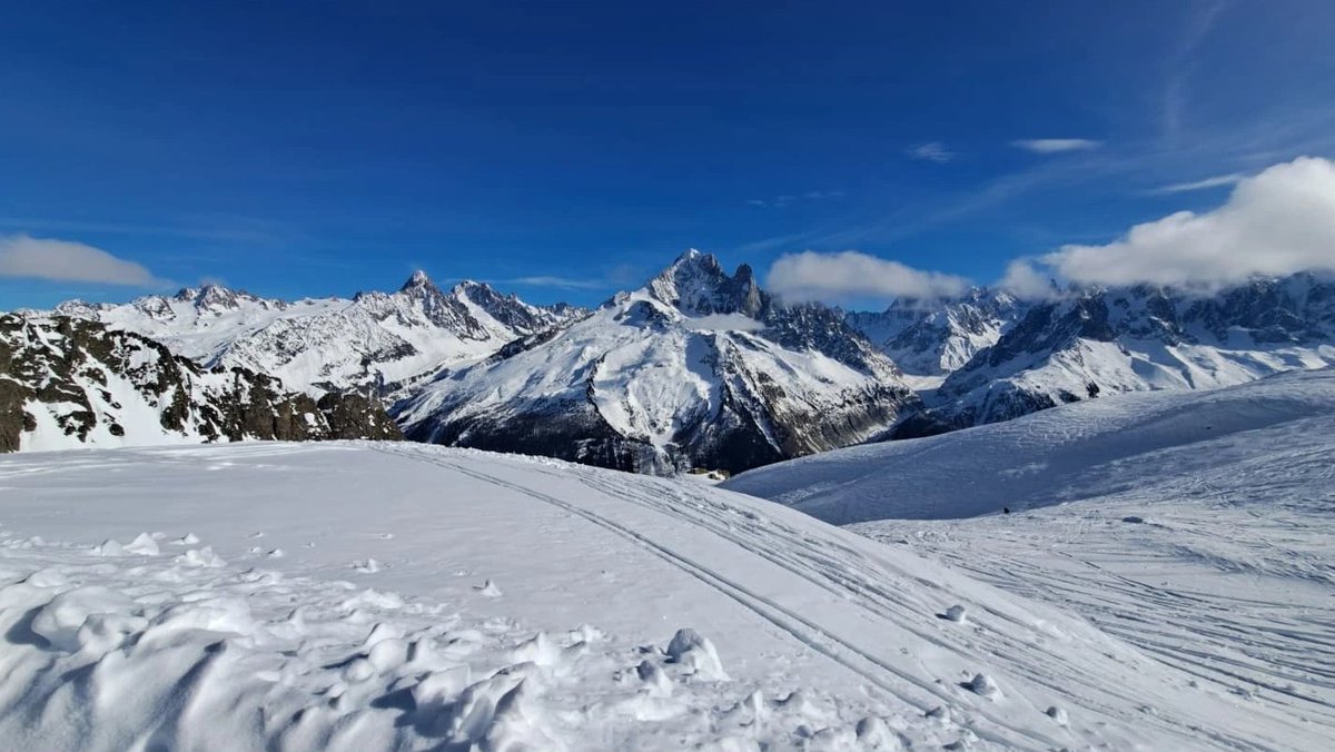 The final snow report for February is out now, and the last half-term ski week kicks off next week! After this week’s fresh snowfall, we can look forward to a sunny week ahead 
Enjoy the bluebird days coming your way
This weeks snow report - seechamonix.com/snow/
#seechamonix
