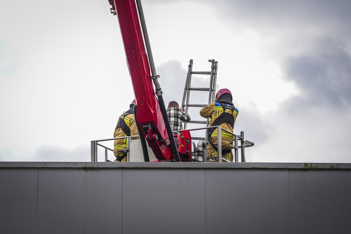 Brandweer helpt man van dak