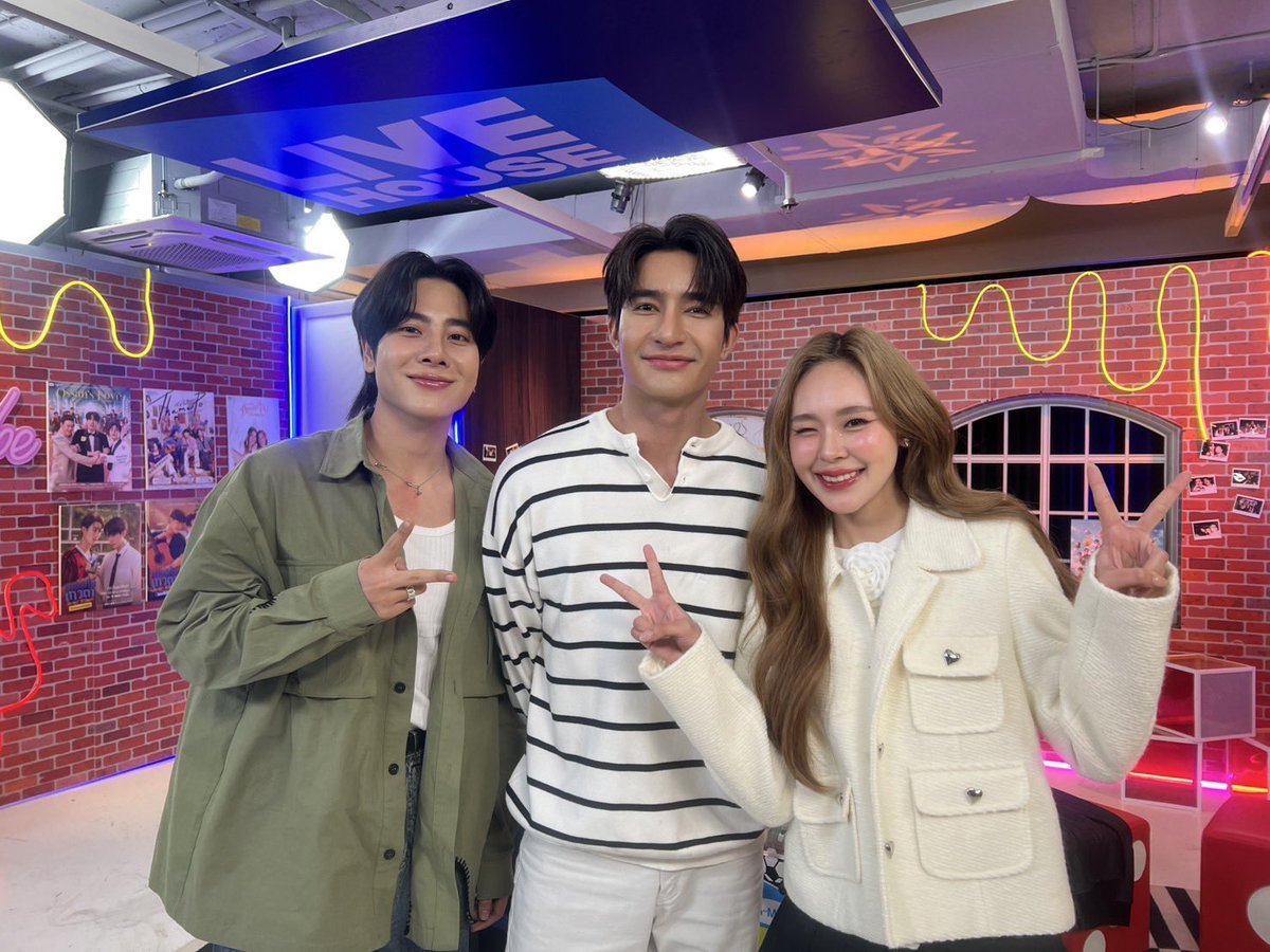 GMMTV's tweet photo. #GMMTVLiveHouse วันนี้อยู่กับ “จูน” Special Host สาวสวยของเรา และ “เอิร์ท-มิกซ์” บอกเลยว่าทั้ง 3 คนพร้อมเมาท์มากกกกกก ใครทิ้งเบอร์ไว้ มาเจอกันน้าา 🩷

YT : https://t.co/4yCTE0DN1Q

TT : https://t.co/F25lad4bqf

GMMTV Live House ทุกวันอังคาร และ พฤหัสบดี เวลา 21:30 น. ทาง Youtube และ TikTok : GMMTV
#GMMTV
@Earth_Pirapat @wixxiws @junewanwimol19