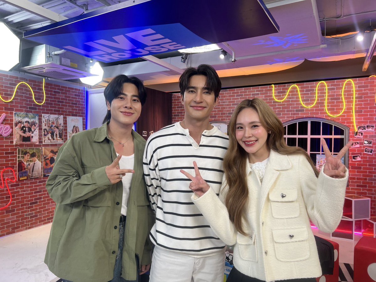 GMMTV's tweet photo. #GMMTVLiveHouse วันนี้อยู่กับ “จูน” Special Host สาวสวยของเรา และ “เอิร์ท-มิกซ์” บอกเลยว่าทั้ง 3 คนพร้อมเมาท์มากกกกกก ใครทิ้งเบอร์ไว้ มาเจอกันน้าา 🩷

YT : https://t.co/4yCTE0DN1Q

TT : https://t.co/F25lad4bqf

GMMTV Live House ทุกวันอังคาร และ พฤหัสบดี เวลา 21:30 น. ทาง Youtube และ TikTok : GMMTV
#GMMTV
@Earth_Pirapat @wixxiws @junewanwimol19