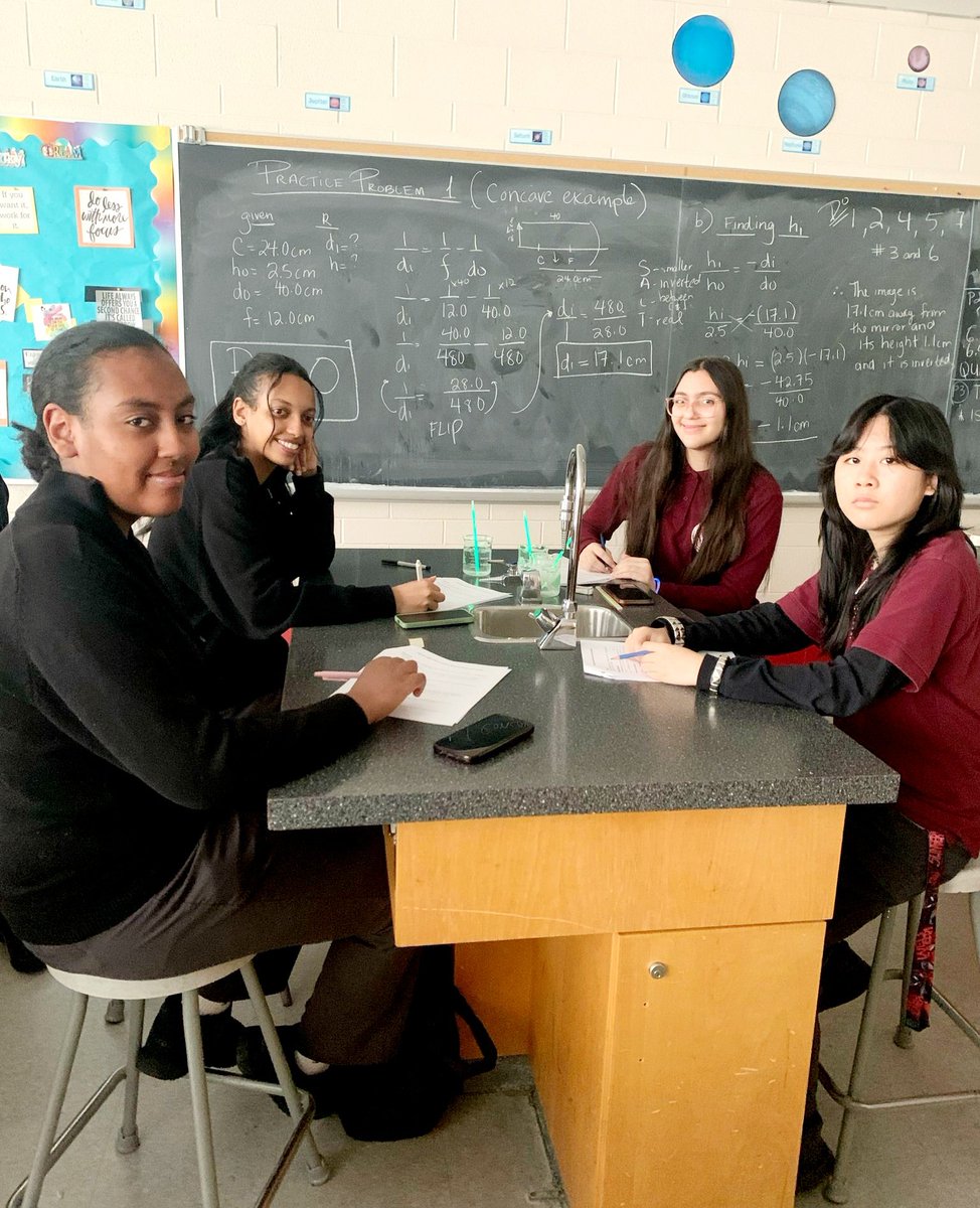 romeroraiders's tweet image. Science Lab on a snowy Thursday! ❄️
Grade 10 Academic Science Students are exploring Light &amp;amp; Geometric Optics using Glow Sticks! 🥼
#ScienceClass