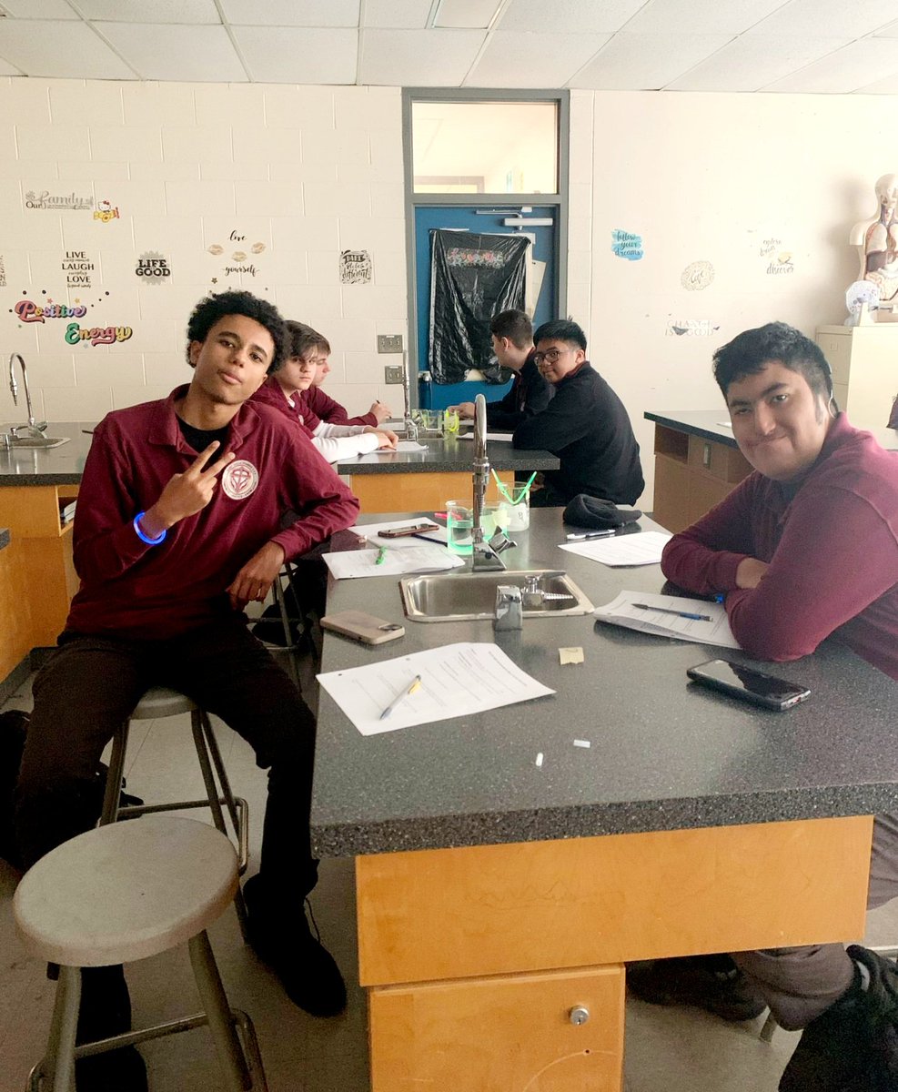 romeroraiders's tweet image. Science Lab on a snowy Thursday! ❄️
Grade 10 Academic Science Students are exploring Light &amp;amp; Geometric Optics using Glow Sticks! 🥼
#ScienceClass
